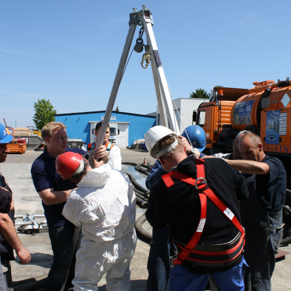 Unterweisung Einstieg in Kanäle und Schächte